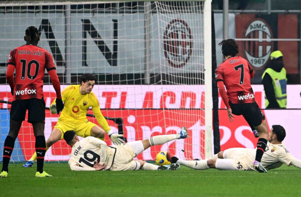 Foto: ISABELLA BONOTTO/AFP via Getty Images - Legenda: Bove domina a bola com a marcação de Pulisic