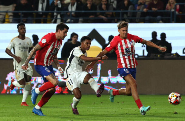  Foto: Divulgação / Real Madrid - Legenda: Rodrygo e Modric celebram o gol de Rüdiger (encoberto), o primeiro do Real sobre o Atlético