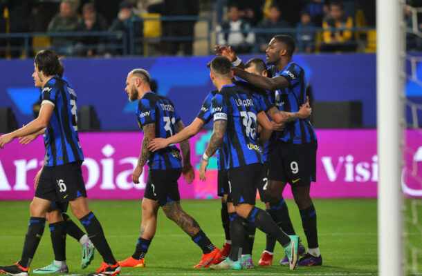 Foto: Fayez Nureldine/AFP via Getty Images - Legenda: Jogadores de Inter de Milão e Lazio em disputa de bola na semifinal da Supercopa da Itália - Foto: Fayez Nureldine/AFP via Getty Images