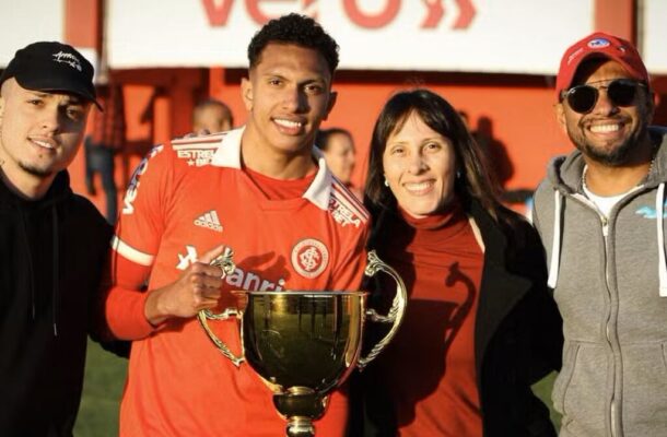 Foto: Jota Finkler/Internacional - Legenda: O jovem lateral-direito Allan Aniz acertou com o Miami FC 