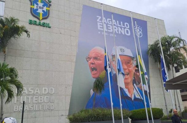 Foto: Rafael Bortoloti-Jogada10 - Legenda: Banner gigantesco enaltece a eternidade do mito Zagallo 