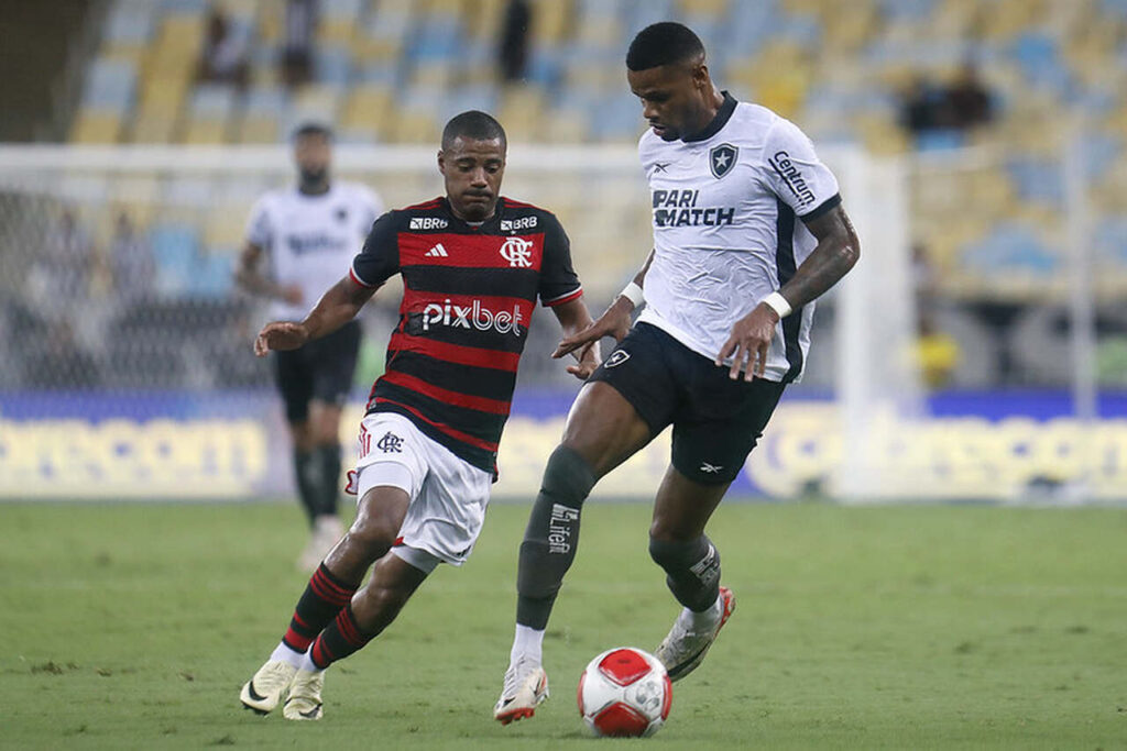 Flamengo e Botafogo medem forças no Brasileirão