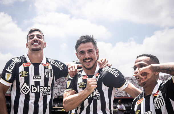 Com o bom momento vivido na temporada, o Santos começou a estudar a possibilidade de mandar jogos longe da Vila Belmiro, para ter um público maior em suas partidas. O primeiro teste aconteceu contra o São Bernardo. Em partida realizada no Morumbis, estádio do São Paulo, o Peixe venceu por 2 a 1, para mais de 50 mil pagantes. - Foto: Raul Baretta/ Santos FC.