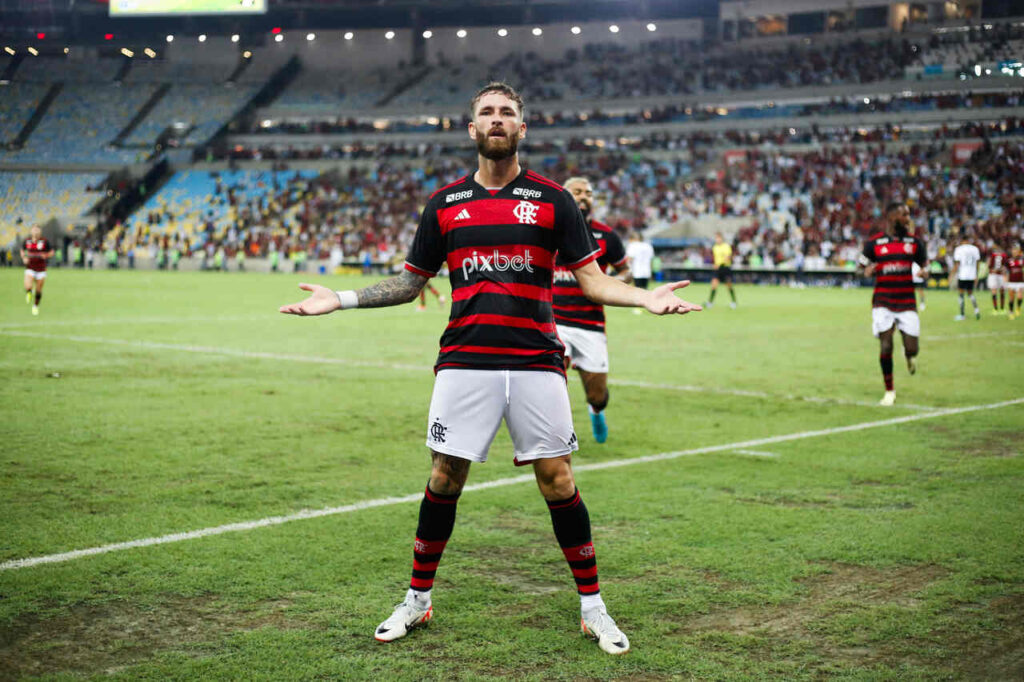 Léo Pereira comemorando um gol pelo Flamengo