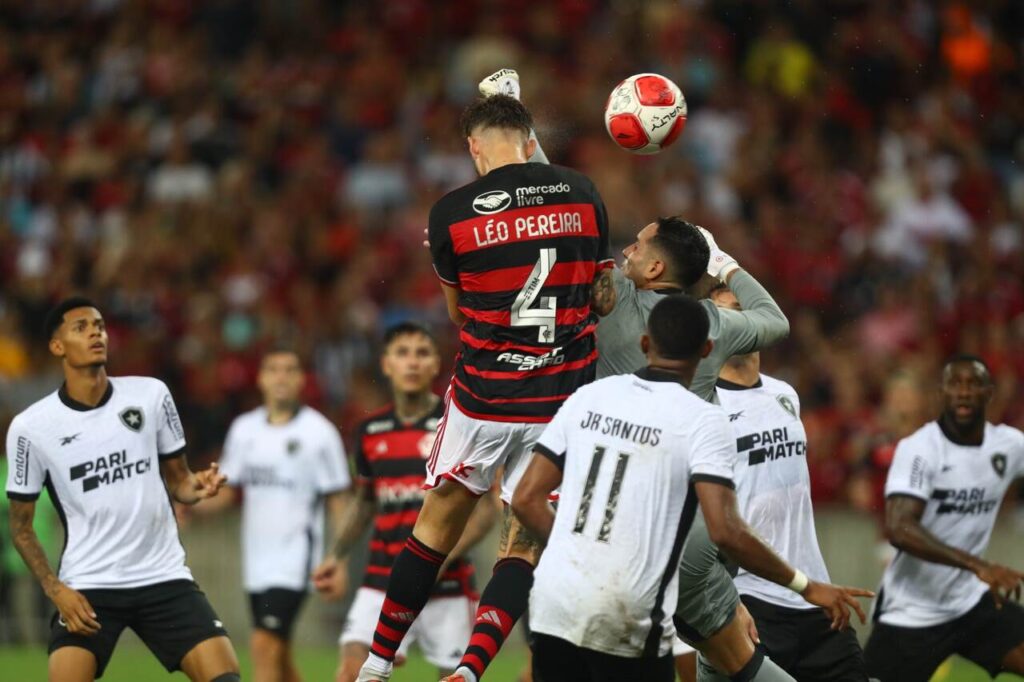 Léo Pereira marca gol da vitória contra o Botafogo