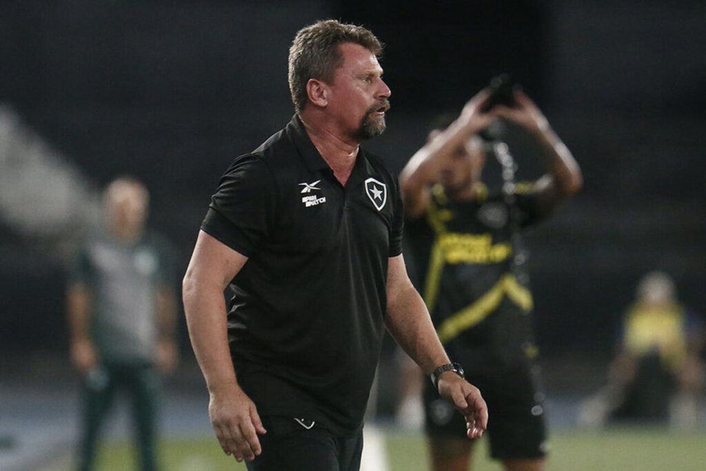 Fábio Matias deixa cargo de técnico interino do Botafogo
