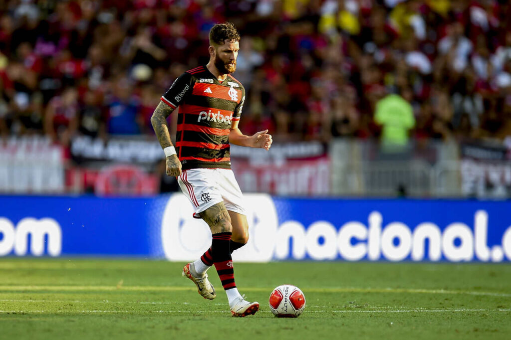 Léo Pereira marca golaço de falta no Maracanã