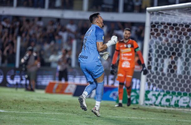 Nas quartas de final do Paulistão, o Santos tem pela frente a Portuguesa. Após um empate sem gols, a estrela de João Paulo brilhou nas penalidades máximas. Ele defendeu uma cobrança e colocou o Peixe nas semifinais. - Foto: Rafael Assunção/Ag. Paulistão