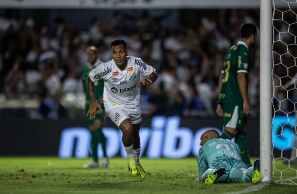 No primeiro jogo da decisão do Estadual, Palmeiras perde para o Santos por 1 a 0, na Vila Belmiro. O embate também registrou a primeira derrota do Verdão no Campeonato Paulista. Assim, a equipe teria que reverter o placar no Allianz Parque para ficar com o tricampeonato. - Foto: Jhony Inácio e Rebeca Reis/Ag. Paulistão