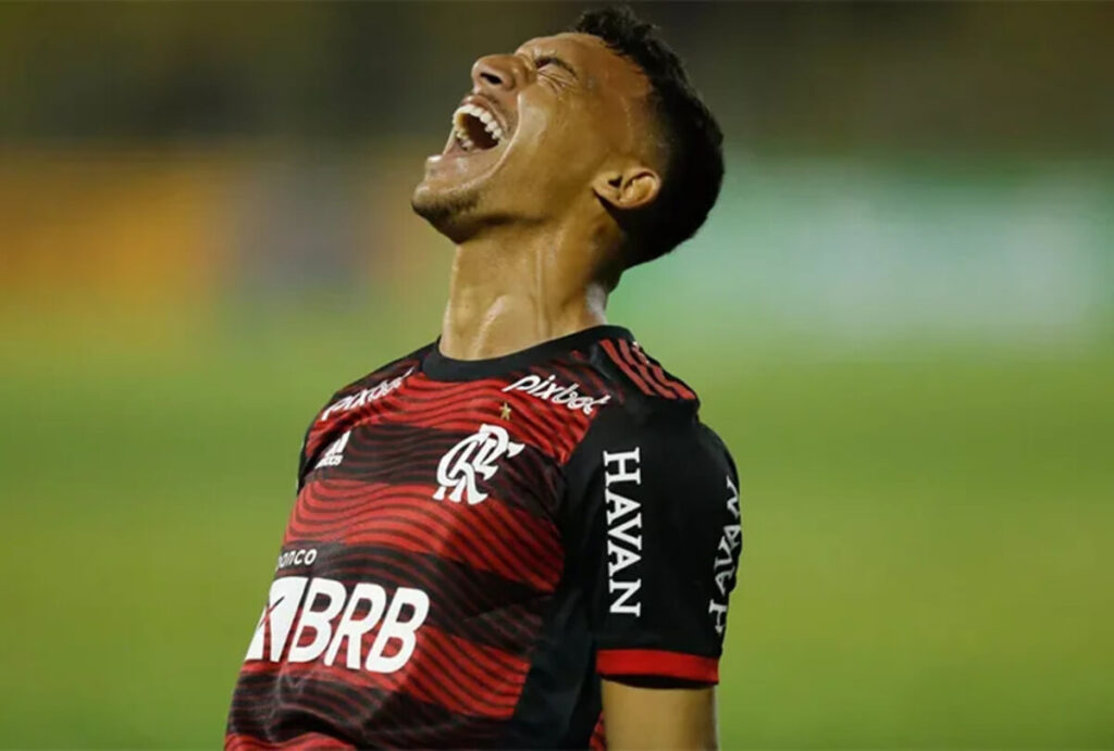Victor Hugo completa 100 jogos pelo Flamengo