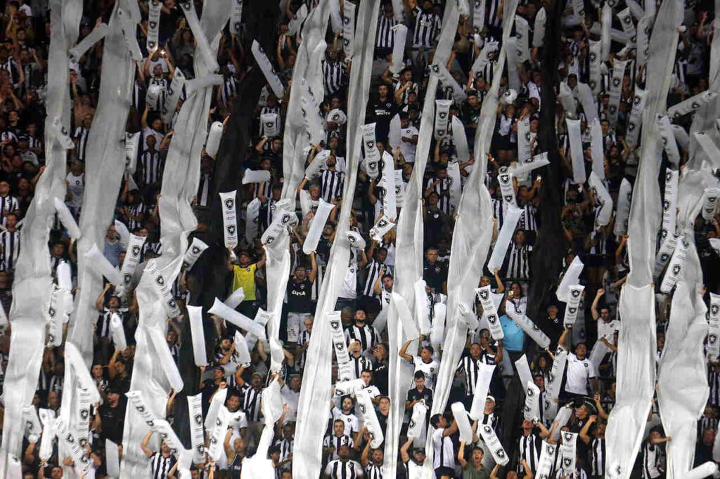 Torcida do Botafogo apoiando no Nilton Santos