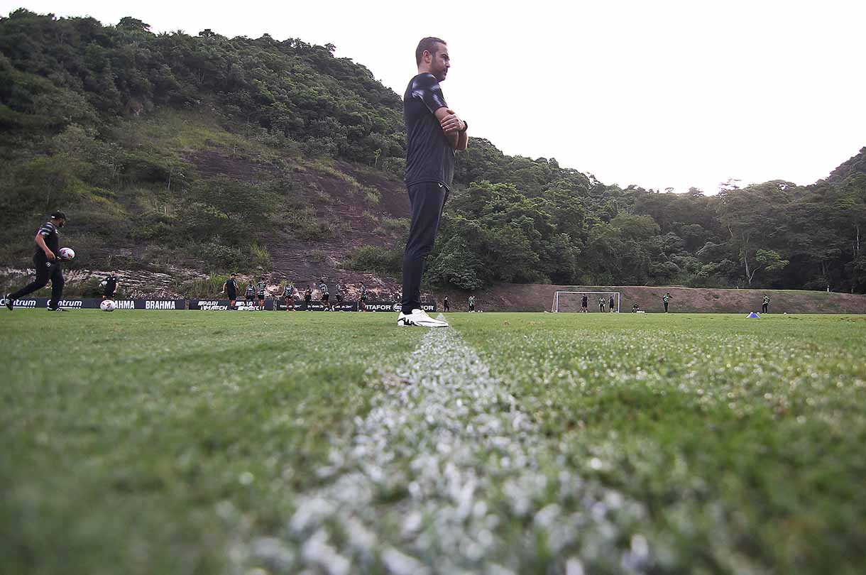 Artur Jorge comanda primeiro treino no Botafogo