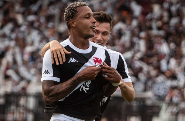 ABRIL - Após a eliminação no Campeonato Carioca, o Vasco ficou praticamente um mês sem entrar em campo. Estreou no Brasileirão, então, com vitória importante sobre o Grêmio, por 2 a 1, em São Januário. Mas o mês de abril reservava momentos ruins e o início de uma gigantesca crise no time da Cruz de Malta. Foto: Leandro Amorim/Vasco