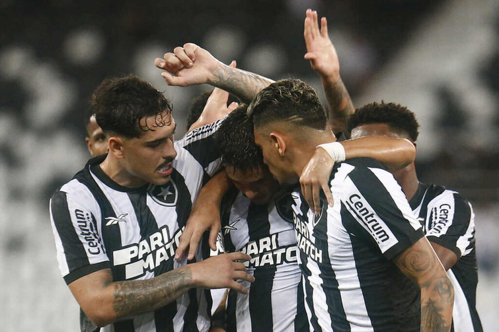 Botafogo vence Atlético-GO no Nilton Santos