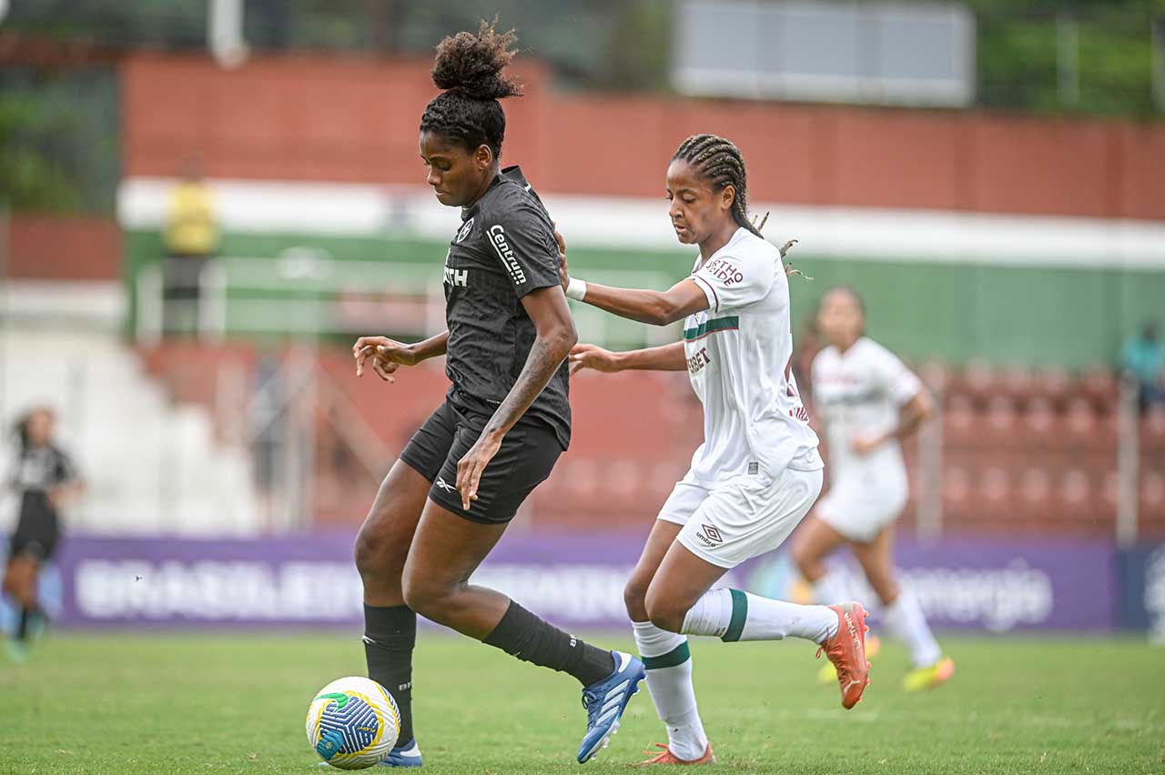 Silvana (Botafogo, à esquerda) e Kamilla (Fluminense) disputam a bola 
