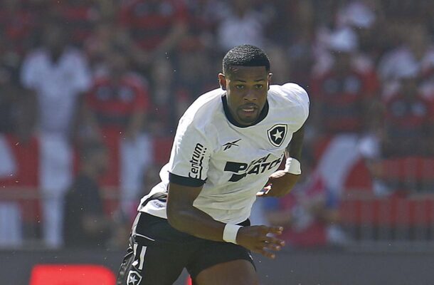 JÚNIOR SANTOS - O Jacaré movimentou-se bem mais que Tiquinho, abrindo espaço, buscando o pivô e chutando da entrada da área. Tem futebol para ser titular - NOTA: 6,0 - Foto: Vitor Silva/Botafogo