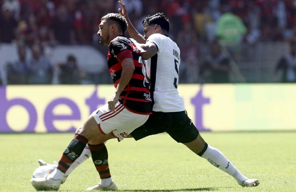 Flamengo completa três jogos sem vencer 