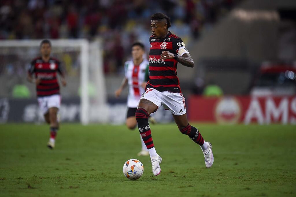 Bruno Henrique em campo pelo Flamengo