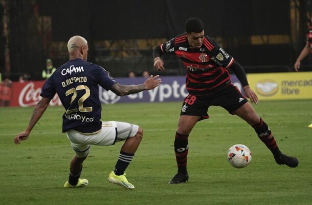 ABRIL: Poucos dias depois da partida de ida da final do Campeonato Carioca, o Flamengo estreou contra o Millonarios, da Colômbia, pela Libertadores. O Rubro-Negrou saiu na frente com Pedro, mas sofreu empate nos minutos finais, em Bogotá. A equipe da casa ainda teve um jogador expulso. Era o início do calendário intenso da temporada. Foto: Divulgação/Conmebol