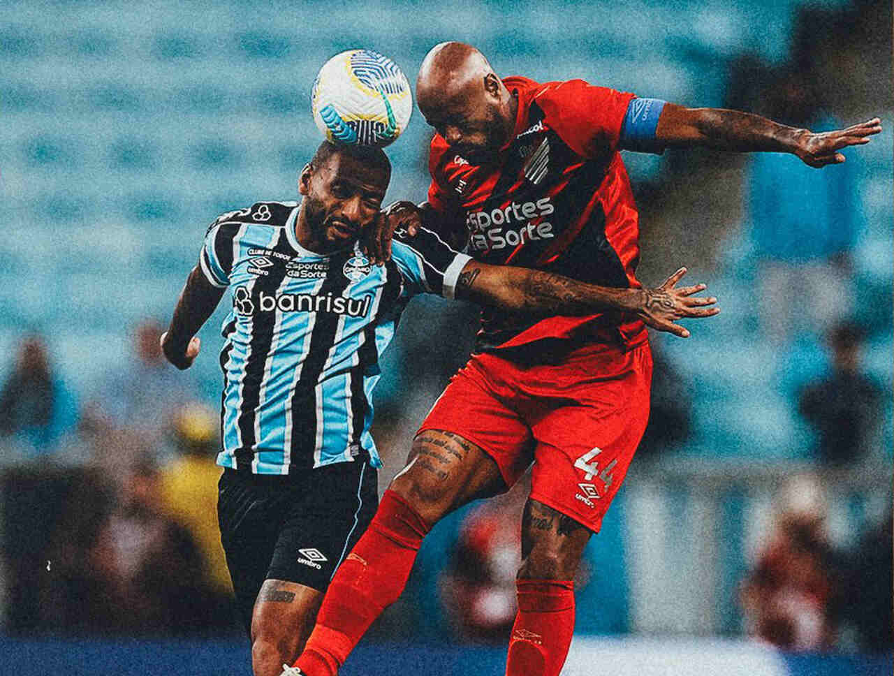 JP Galvão, do Grêmio, disputa a bola com Thiago Heleno, zagueiro do Athletico-PR 