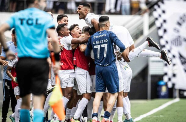 Apesar do primeiro revés, início do Peixe na Série B é promissor, já que ele ainda somou vitórias contra Guarani (4 a 1), Ponte Preta (2 a 1) e Brusque (4 a 0). Resultados colocaram o time de Fábio Carille na ponta da tabela. -  Foto: Divulgação/ Santos FC