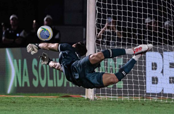 O mês de maio terminou ao menos com uma boa notícia: antes da chegada oficial de Pacheco, em um dos jogos mais épicos da temporada, o Vasco ficou no 3 a 3 com o Fortaleza em São Januário e avançou nos pênaltis para as oitavas de final da Copa do Brasil. As atuações de Léo Jardim, Vegetti, Payet e Lucas Piton salvavam o clube na competição. Foto: Leandro Amorim/Vasco