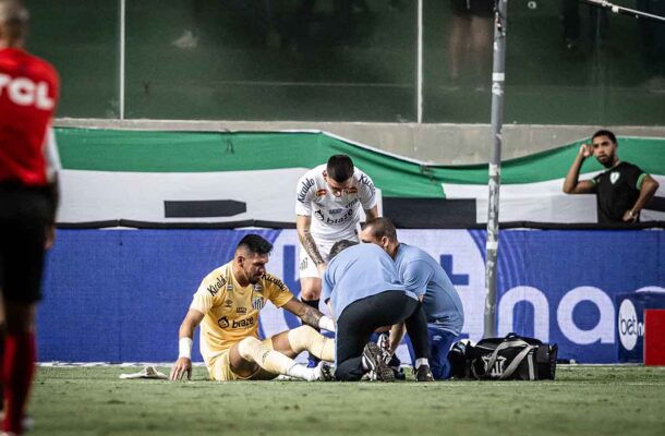 Santos perde para o América-MG por 2 a 1, em Belo Horizonte, em jogo que ficou marcado pela grave lesão do goleiro João Paulo. O arqueiro rompeu o tendão de Aquiles na origem do primeiro gol do Coelho, gerando uma baita confusão em campo. Jogador perdeu toda a temporada por conta da contusão. - Foto: Raul Baretta/ Santos FC.