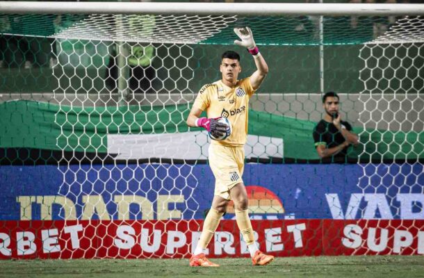 O goleiro Gabriel Brazão assume a meta santista. Após um período de oscilação, o arqueiro consegue se firmar e vira um nome indispensável no sistema defensivo do Peixe. - Foto: Raul Baretta/ Santos FC.