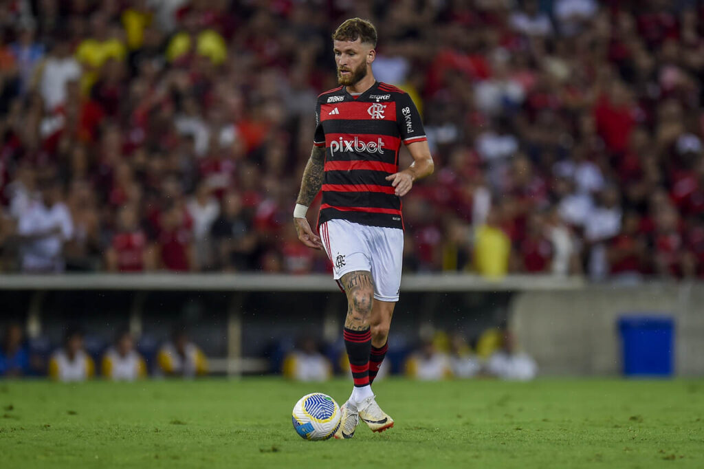 Léo Pereira em campo pelo Flamengo