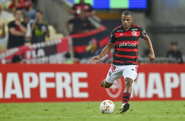 Pensando nos reforços, o Flamengo fez contratações pontuais para a temporada. O volante Nico De La Cruz, que estava no River Plate, foi o nome de peso da primeira janela de transferências. Além dele, o lateral-esquerdo, Matías Viña, ex-Roma, chegaram em janeiro. O primeiro, aliás, foi anunciado em dezembro de 2023. Foto: Marcelo Cortes/Flamengo