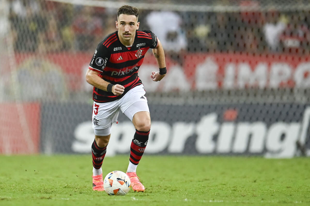 Léo Ortiz em campo pelo Flamengo