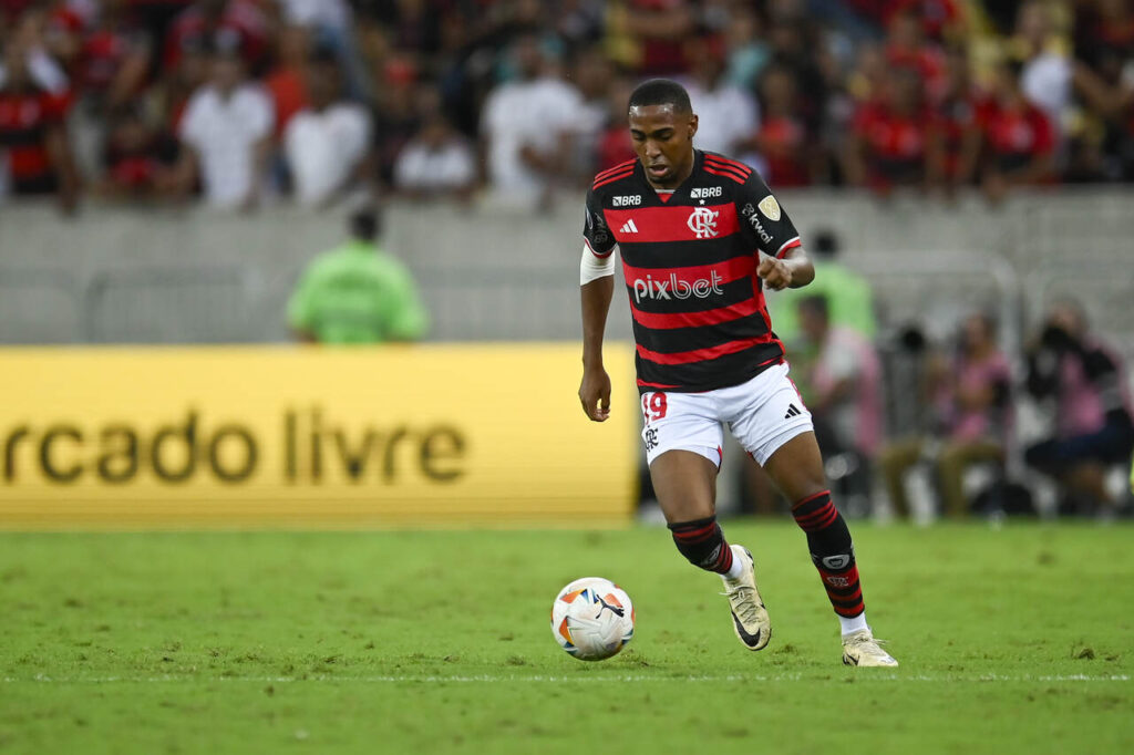 Lorran em campo pelo Flamengo