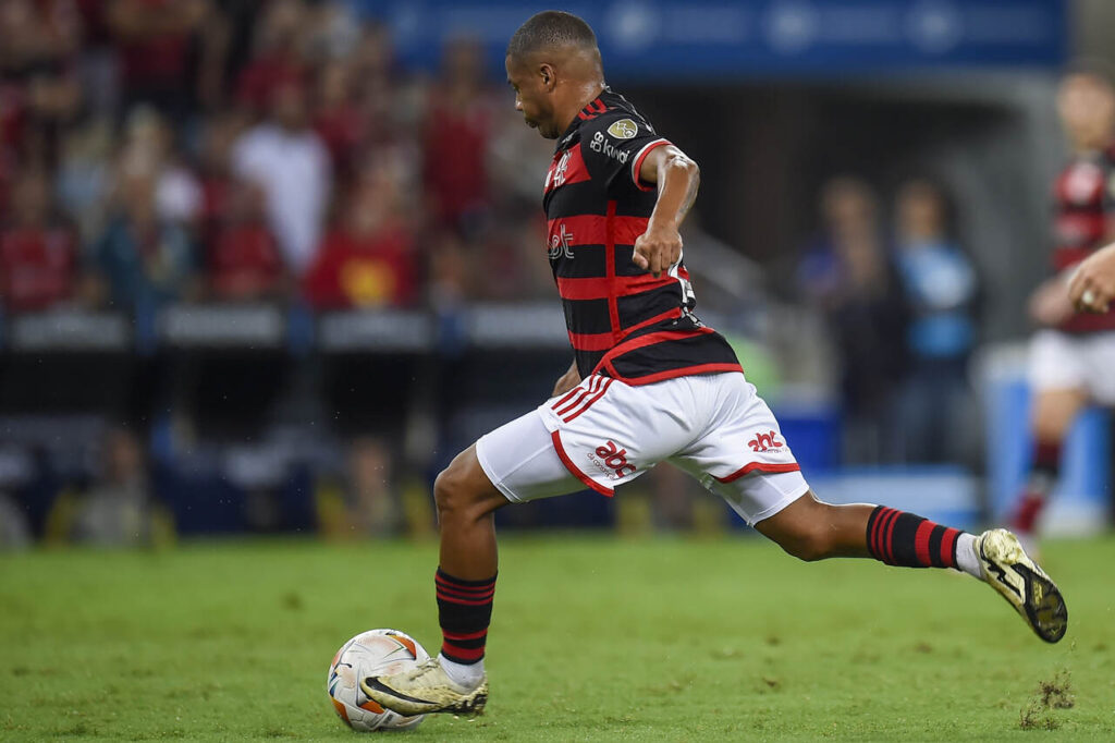 De La Cruz em campo pelo Flamengo