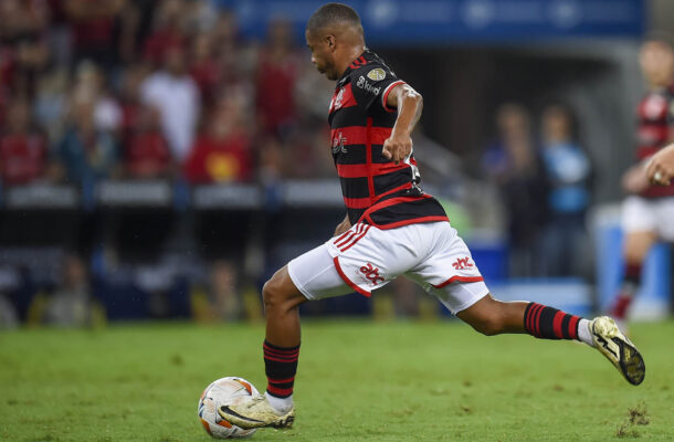 DE LA CRUZ   -  Entrou no lugar de Evertton Araújo e fez um jogo mais consistente do que o titular, com bons passes e eficácia ofensiva - NOTA 6,5 - Foto: Marcelo Cortes/Flamengo