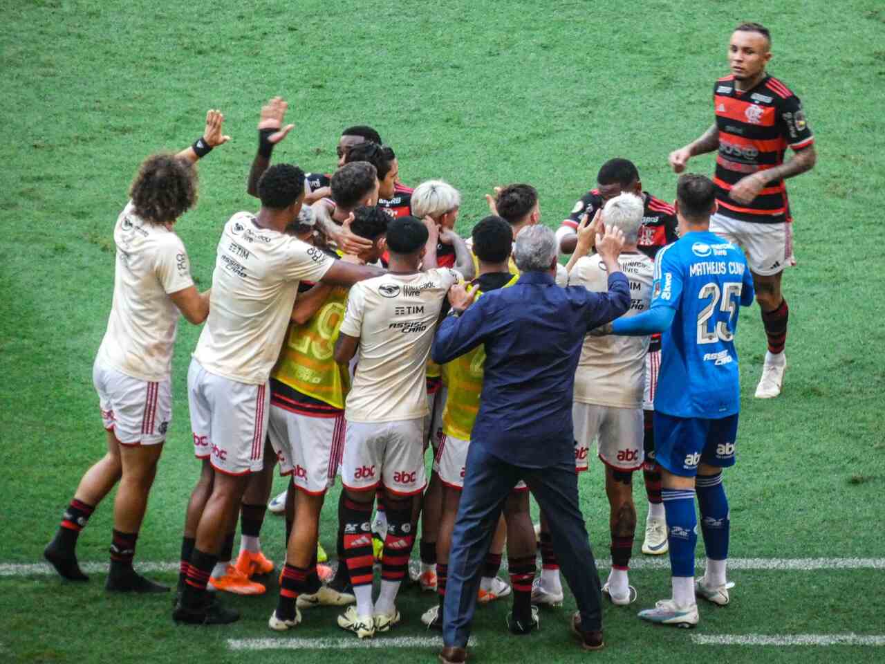 Atuações do Flamengo contra o Corinthians: Lorran brilha em ótima atuação coletiva