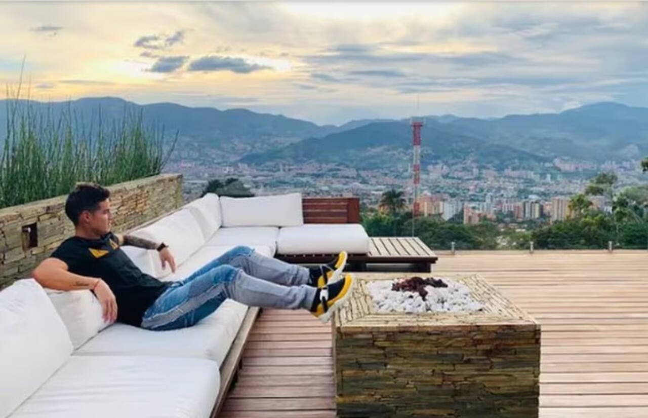 James Rodriguez em sua mansão na Colômbia
