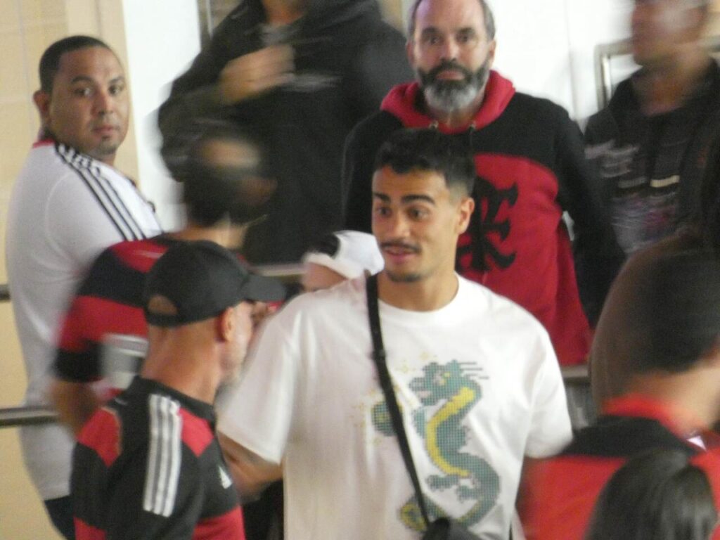 Reinier acompanhando um jogo do Flamengo no Maracanã 