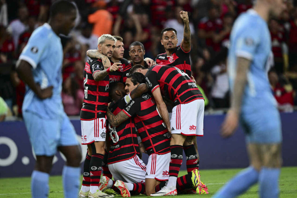 Flamengo vence Palestino no Maracanã e ameniza pressão