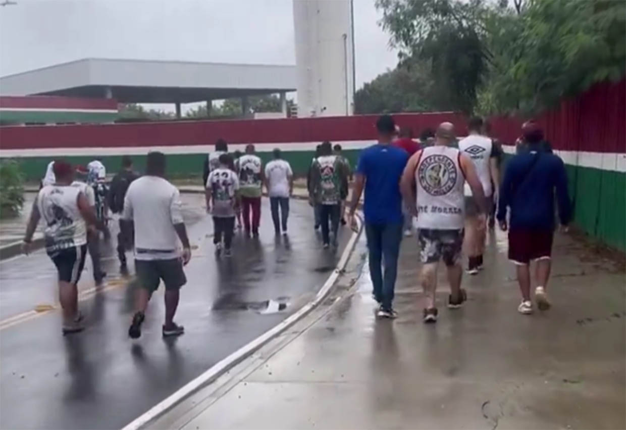 Grupo de torcedores do Fluminense protestam no CT Carlos Castilho - Foto: Reprodução de vídeo redes sociais