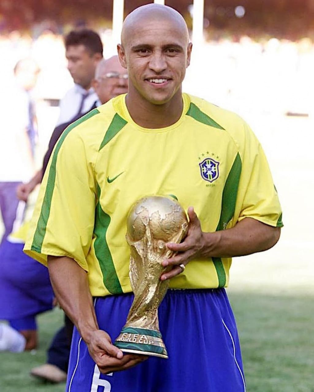 Roberto Carlos com a Taça de 2002 Copa do Mundo Brasil campeão 