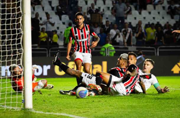 JUNHO - Com a pausa na Libertadores e da Copa do Brasil por conta da Copa AmÃ©rica, o SÃ£o Paulo teve apenas o BrasileirÃ£o para disputar e conheceu sua primeira oscilaÃ§Ã£o com ZubeldÃ­a. ApÃ³s vencer o Cruzeiro, o Tricolor ficou quatro jogos sem vitÃ³ria, em empates com Internacional e Corinthians, alÃ©m de derrotas para CuiabÃ¡ e Vasco. - Foto: Leandro Amorim/Vasco