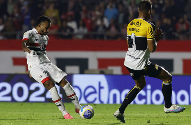 Tricolor encerra o mês com duas vitórias em cima de Criciúma e Bahia, ambas no Morumbis, sobe na tabela e mostra que vai brigar na parte de cima da classificação. - Foto: Rubens Chiri e Paulo Pinto/Saopaulofc.net