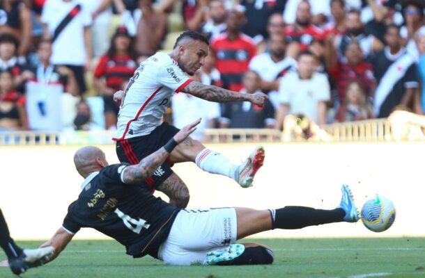 JUNHO: O início do mês começou com um clássico que ficou marcado na história do clube. O Fla aplicou uma goleada por 6 a 1 sobre o Vasco no Maracanã. Dominante do início ao fim e se aproveitando da fragilidade do adversário, o baile foi regido principalmente pela dupla formada por Everton Cebolinha e Arrascaeta. Foto: Divulgação / Flamengo.