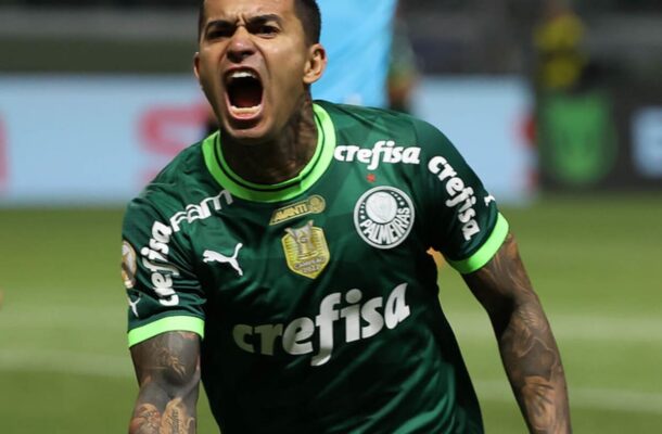 Durante o mês de junho, uma quase saída mexeu com os bastidores. O atacante Dudu, ídolo do clube, tinha acertado sua transferência ao Cruzeiro. Contudo, após forte pressão da torcida, o jogador reconsiderou e decidiu permanecer no Palmeiras. - Foto: Cesar Greco/Palmeiras