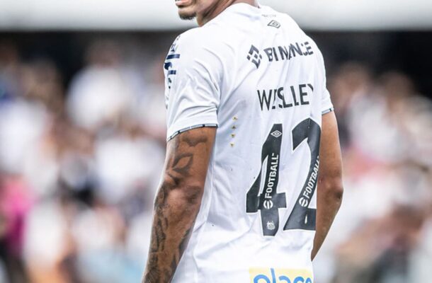 Seguindo com o momento turbulento, um episódio que balançou o Peixe foi a reclamação do atacante Weslley Patati. O jogador reclamou da longa viagem de ônibus feita à Londrina, para o jogo contra o Botafogo-SP. O atleta acabou afastado e, posteriormente, vendido.