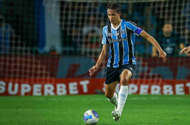 GEROMEL: Cometeu pênalti em Yuri Alberto. Foi aplaudido pela torcida do time gaúcho por ser sua despedida, mas, de fato, já não consegue mais competir em alto nível. NOTA: 5,5. Foto Lucas Uebel/Grêmio