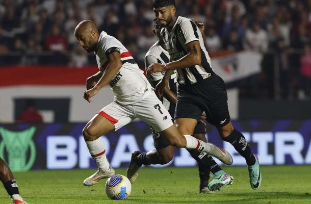 Entretanto, o São Paulo cai de rendimento sem Alisson e emenda dois empates (contra Juventude e Botafogo), além de outra derrota para o Fortaleza, desta vez no Castelão. - Foto: Rubens Chiri e Paulo Pinto/Saopaulofc.net