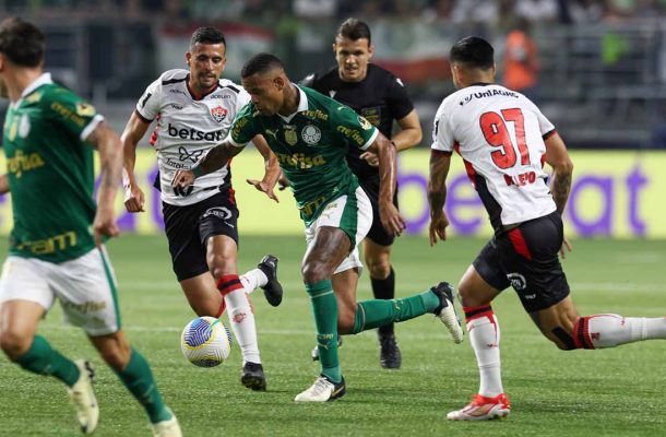 Verdão passa por sequência complicada. Após a derrota para o Botafogo, o Palmeiras até vence o Cruzeiro na rodada seguinte, mas perde para Fluminense e Vitória. A derrota para o Rubro-Negro Baiano, aliás, foi o primeiro revés da equipe no Allianz Parque, no ano. A ''crise'' começa logo próximo as decisões das Copas. - Foto: Cesar Greco/Palmeiras