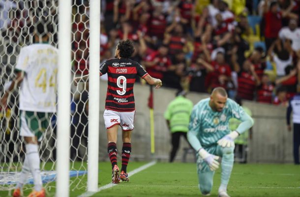 No último dia do mês, o Palmeiras encara o Flamengo, pelo jogo de ida das oitavas de final da Copa do Brasil. Com uma atuação terrível e sem chutar ao gol de Rossi, Verdão perde por 2 a 0 e se complica na competição. Abel começa a ser contestado por parte dos torcedores. - Foto: Marcelo Cortes/CRF