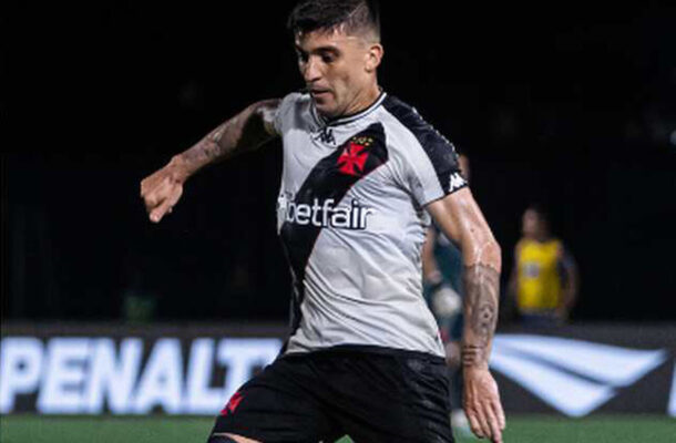 VICTOR LUIS -  O capitão do jogo de estreia não foi bem. Pouco participativo na frente, ficou na dúvida sobre quem marcar no lance do gol do Nova Iguaçu e acabou superado pelo alto. Já havia dado um pisão sem bola em João Lucas, correndo risco de expulsão. Para piorar, também não foi feliz na bola parada. NOTA 4,0 - Foto:  Leandro Amorim / Vasco